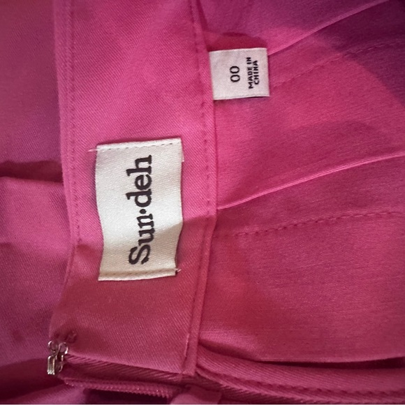 Hot pink pleated short skirt - Picture 2 of 4